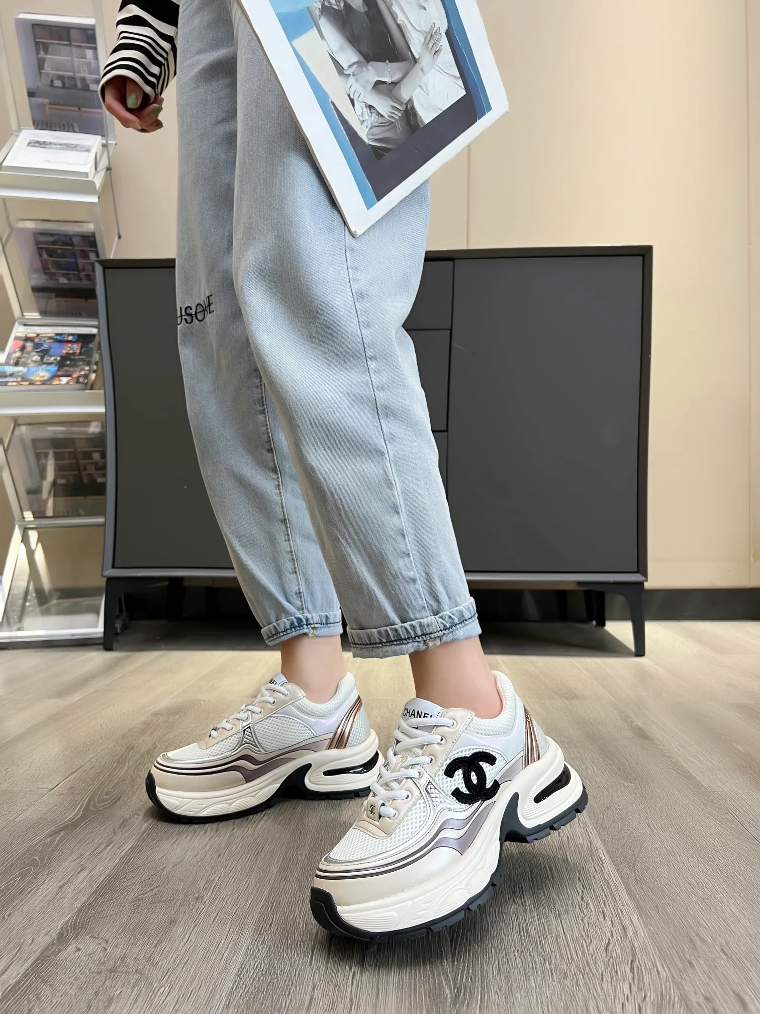 👟👟Ex-factory price 640👟👟 Women's shoe factory chanel Chanel early spring vacation series latest casual sports shoes silver white, gold white, silver gray, black and red! Incomparably beautiful and easy to wear, very light, the lining is also super soft, super comfortable, the upper is breathable, the color is high-end and durable, versatile. Upper: cowhide and cloth stitching. Inner: breathable mesh. Original foam combination outsole. Size: 35-40.